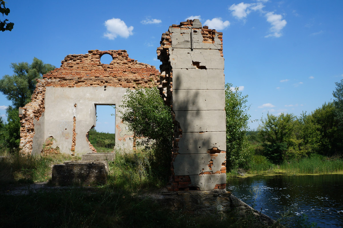 Заброшенные объекты могут вызывать разные эмоции. Архитектор из Владимира Анастасия Егорова находит в них свою прелесть. Она исследует в путешествиях по России и ближнему зарубежью отданные во власть природе здания, сооружения и комплексы. О самых мрачно-прекрасных турнаходках девушка поведала нашему изданию.