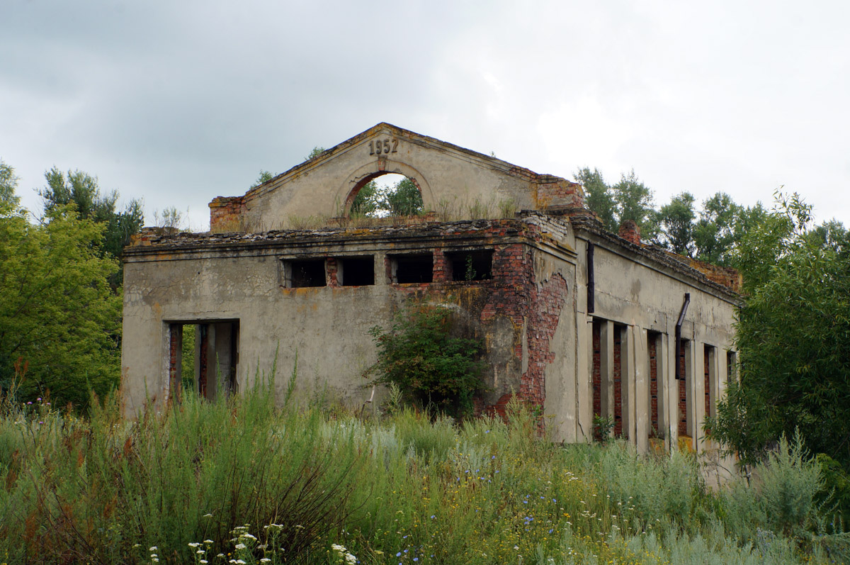 Заброшенные объекты могут вызывать разные эмоции. Архитектор из Владимира Анастасия Егорова находит в них свою прелесть. Она исследует в путешествиях по России и ближнему зарубежью отданные во власть природе здания, сооружения и комплексы. О самых мрачно-прекрасных турнаходках девушка поведала нашему изданию.