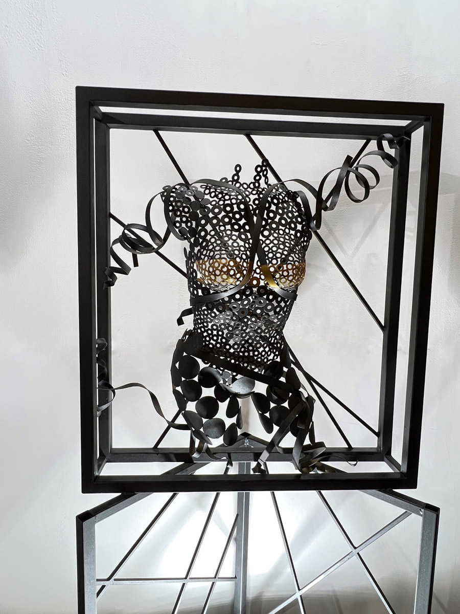 Авторская скульптура жителя Мурома Антона Клепикова на тему экологии будет представлена в Нью-Йорке. Композиция называется Harmony or Devastation. С помощью металла молодой человек говорит об ответственности людей за то, что происходит с природой.