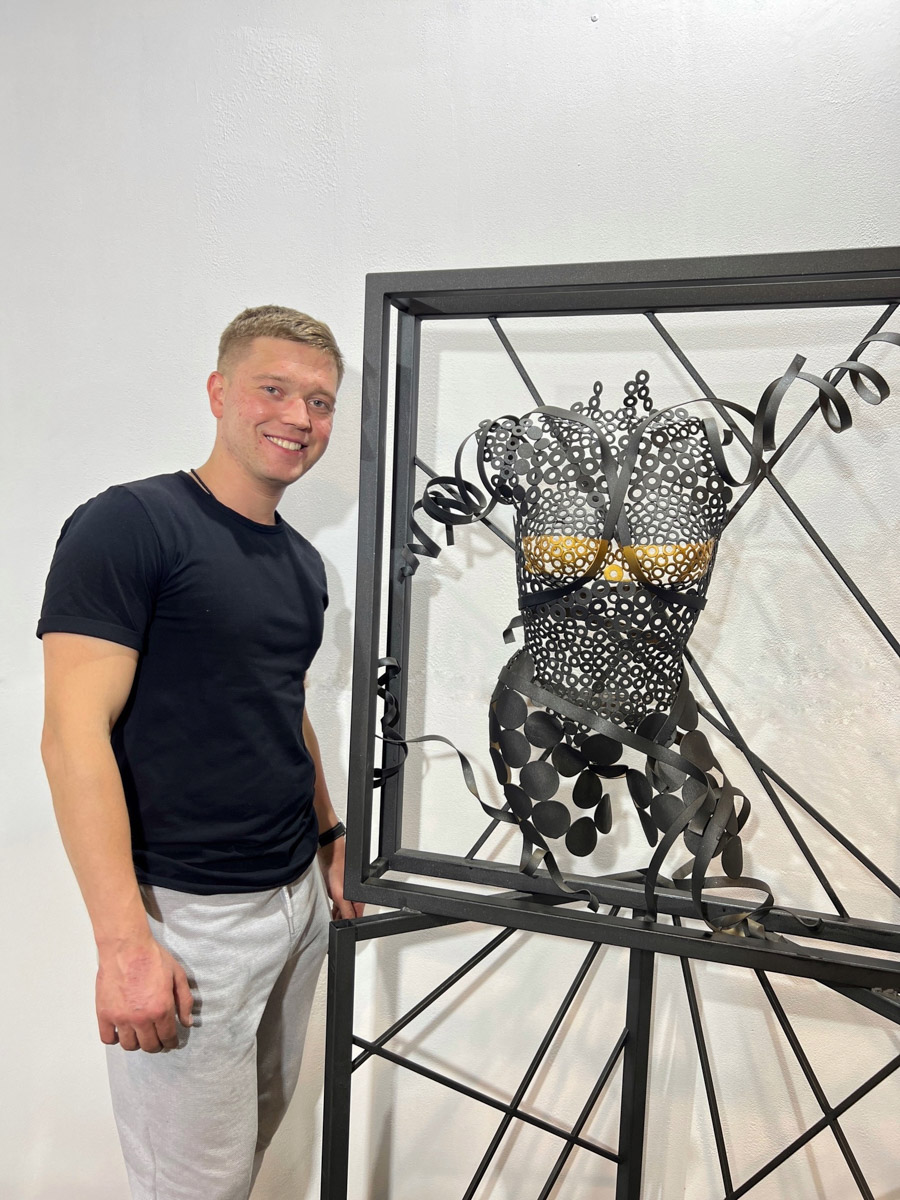 Авторская скульптура жителя Мурома Антона Клепикова на тему экологии будет представлена в Нью-Йорке. Композиция называется Harmony or Devastation. С помощью металла молодой человек говорит об ответственности людей за то, что происходит с природой.