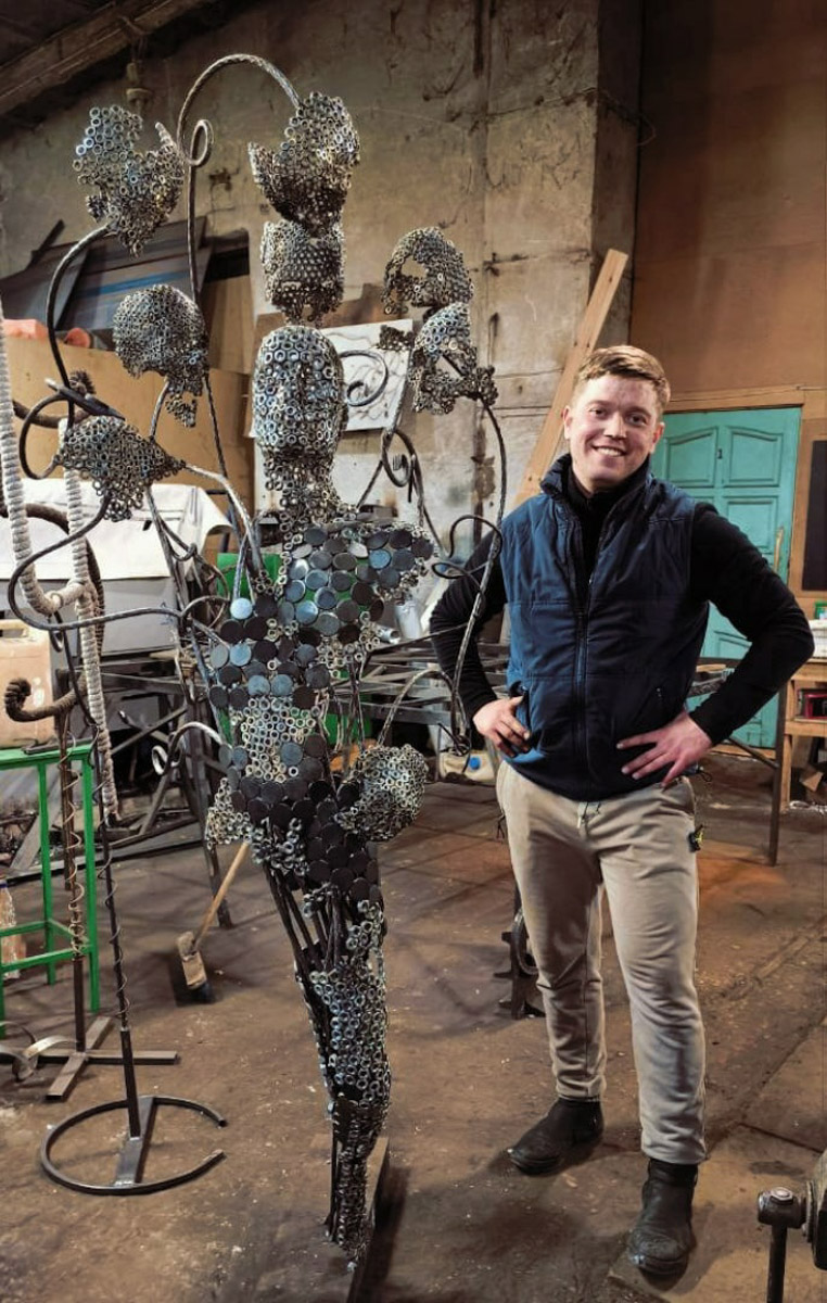 Авторская скульптура жителя Мурома Антона Клепикова на тему экологии будет представлена в Нью-Йорке. Композиция называется Harmony or Devastation. С помощью металла молодой человек говорит об ответственности людей за то, что происходит с природой.