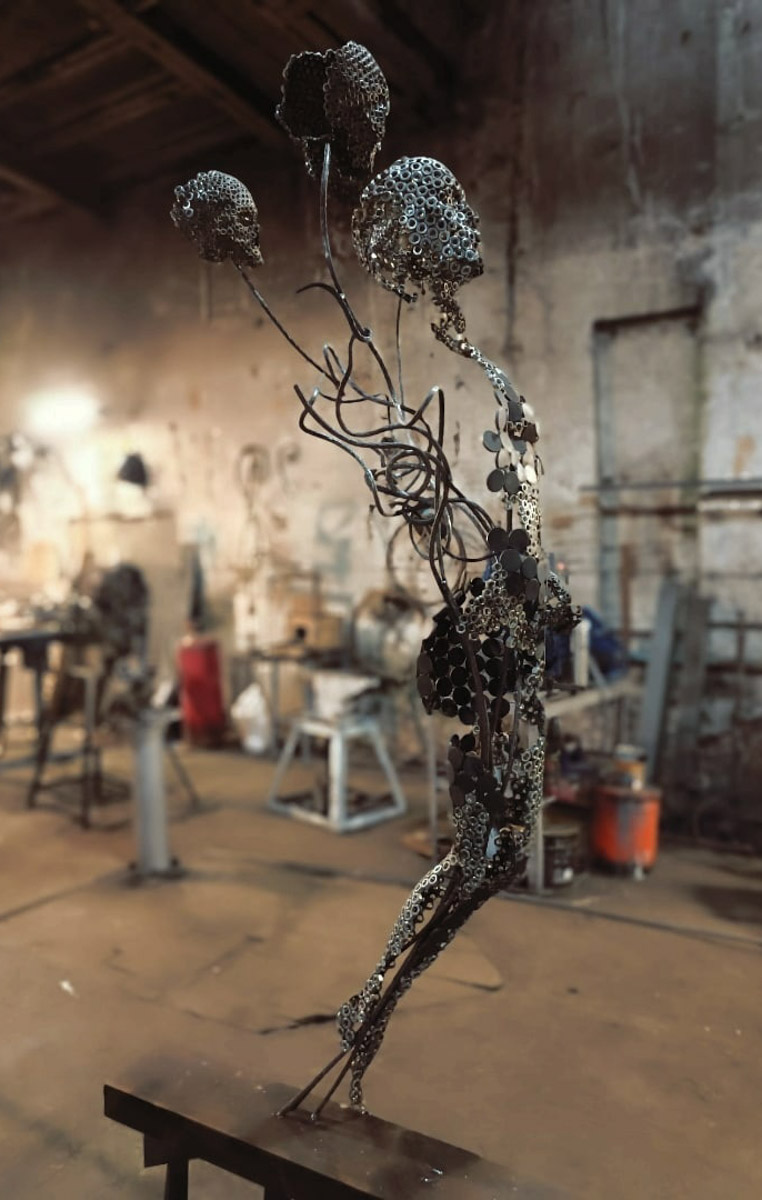 Авторская скульптура жителя Мурома Антона Клепикова на тему экологии будет представлена в Нью-Йорке. Композиция называется Harmony or Devastation. С помощью металла молодой человек говорит об ответственности людей за то, что происходит с природой.