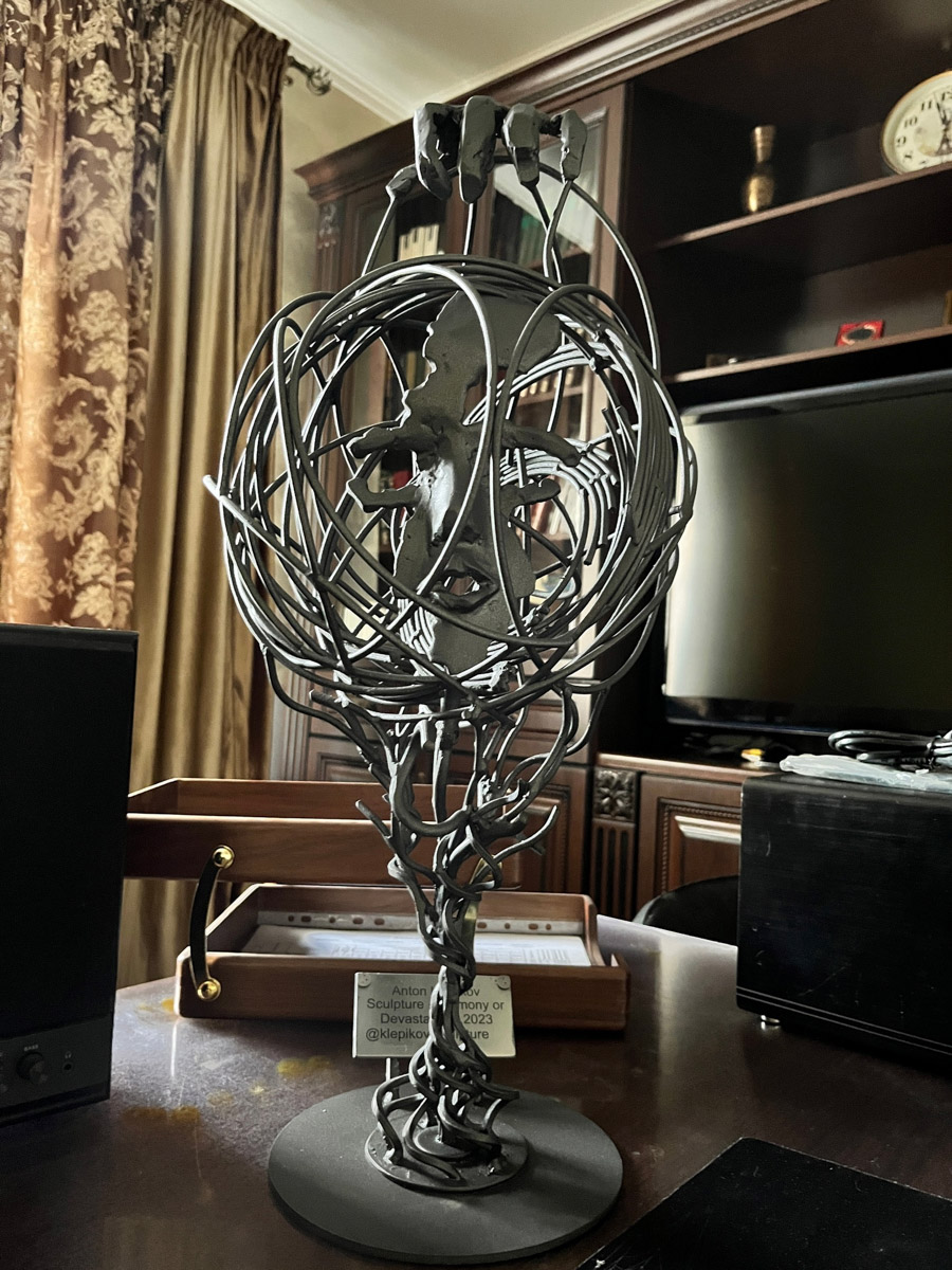 Авторская скульптура жителя Мурома Антона Клепикова на тему экологии будет представлена в Нью-Йорке. Композиция называется Harmony or Devastation. С помощью металла молодой человек говорит об ответственности людей за то, что происходит с природой.