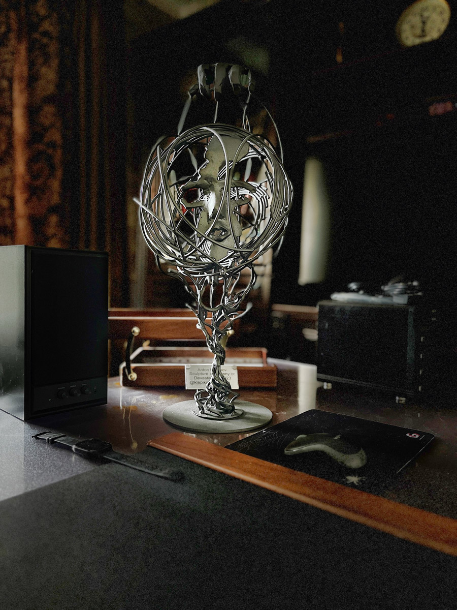 Авторская скульптура жителя Мурома Антона Клепикова на тему экологии будет представлена в Нью-Йорке. Композиция называется Harmony or Devastation. С помощью металла молодой человек говорит об ответственности людей за то, что происходит с природой.