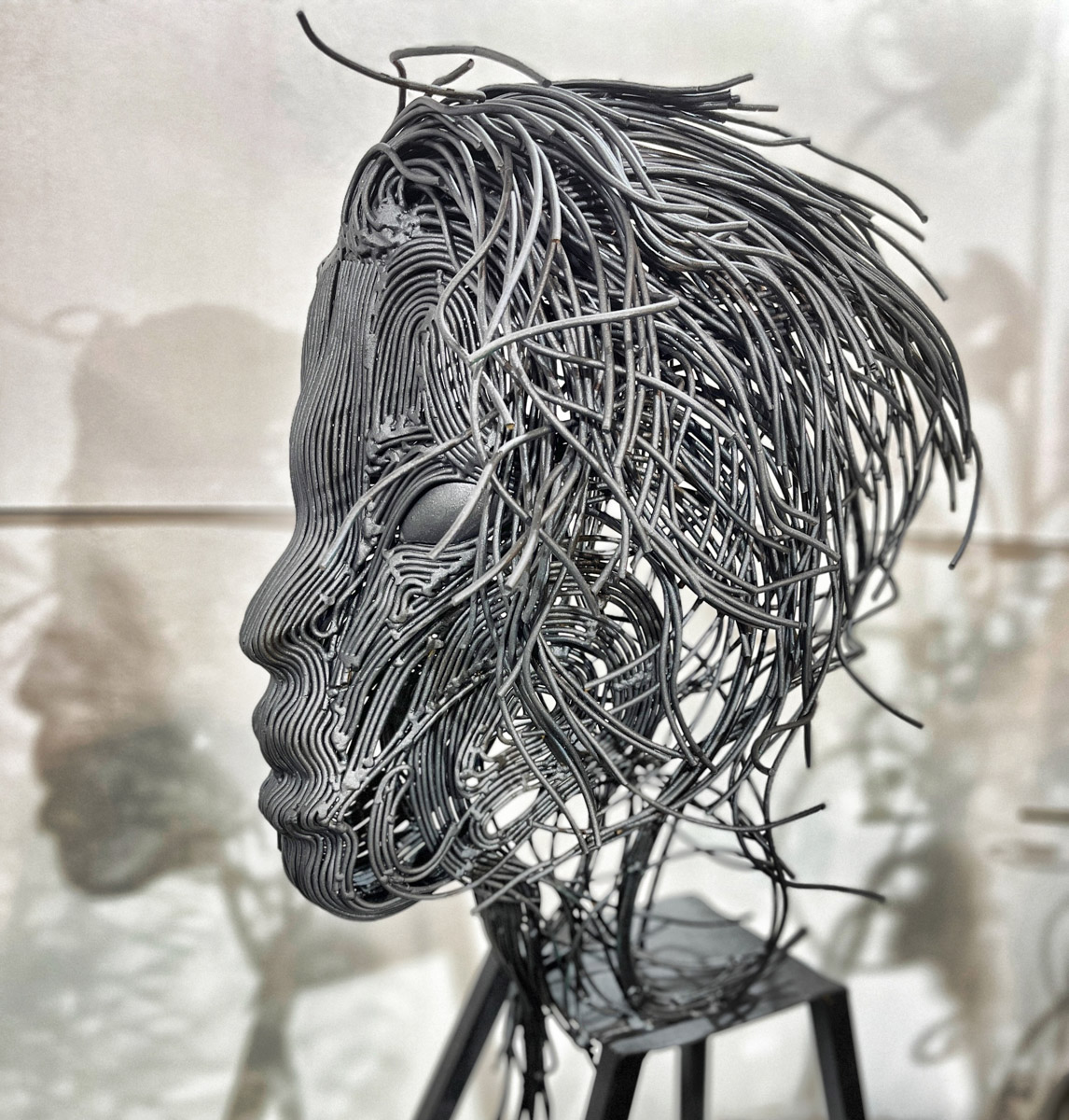 Авторская скульптура жителя Мурома Антона Клепикова на тему экологии будет представлена в Нью-Йорке. Композиция называется Harmony or Devastation. С помощью металла молодой человек говорит об ответственности людей за то, что происходит с природой.