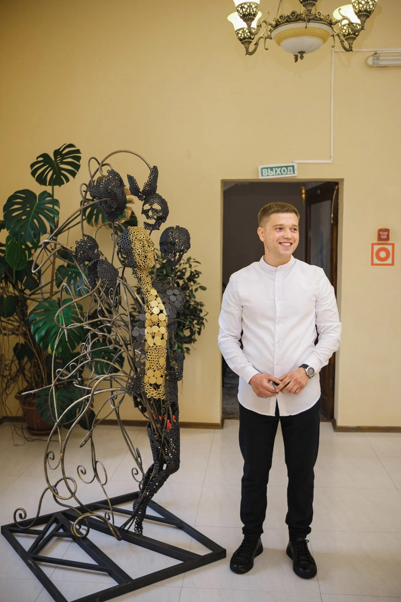 Авторская скульптура жителя Мурома Антона Клепикова на тему экологии будет представлена в Нью-Йорке. Композиция называется Harmony or Devastation. С помощью металла молодой человек говорит об ответственности людей за то, что происходит с природой.