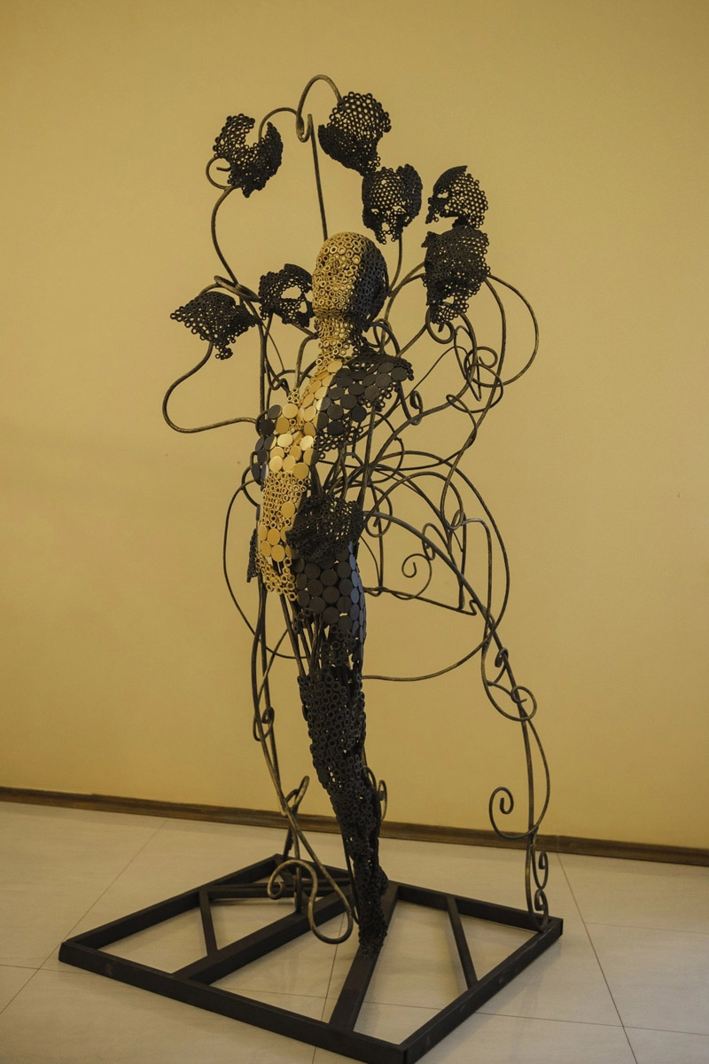 Авторская скульптура жителя Мурома Антона Клепикова на тему экологии будет представлена в Нью-Йорке. Композиция называется Harmony or Devastation. С помощью металла молодой человек говорит об ответственности людей за то, что происходит с природой.