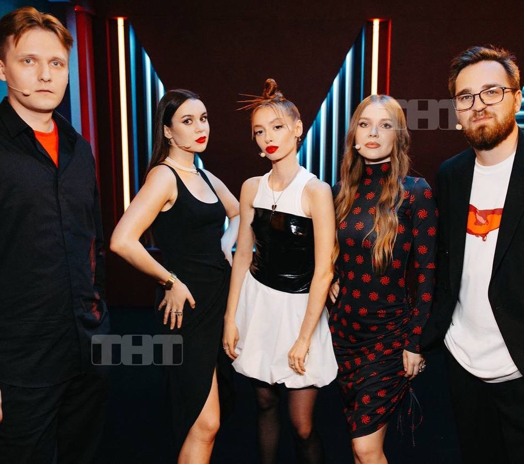 Участница восьмого сезона шоу «Голос» из столицы 33-го региона Алана Чочиева вновь штурмует эфир. На сей раз она приняла участие в новом юмористическом проекте, в жюри которого входят главные комики страны. Удалось ли девушке вызвать их одобрение и выиграть 10 миллионов рублей?