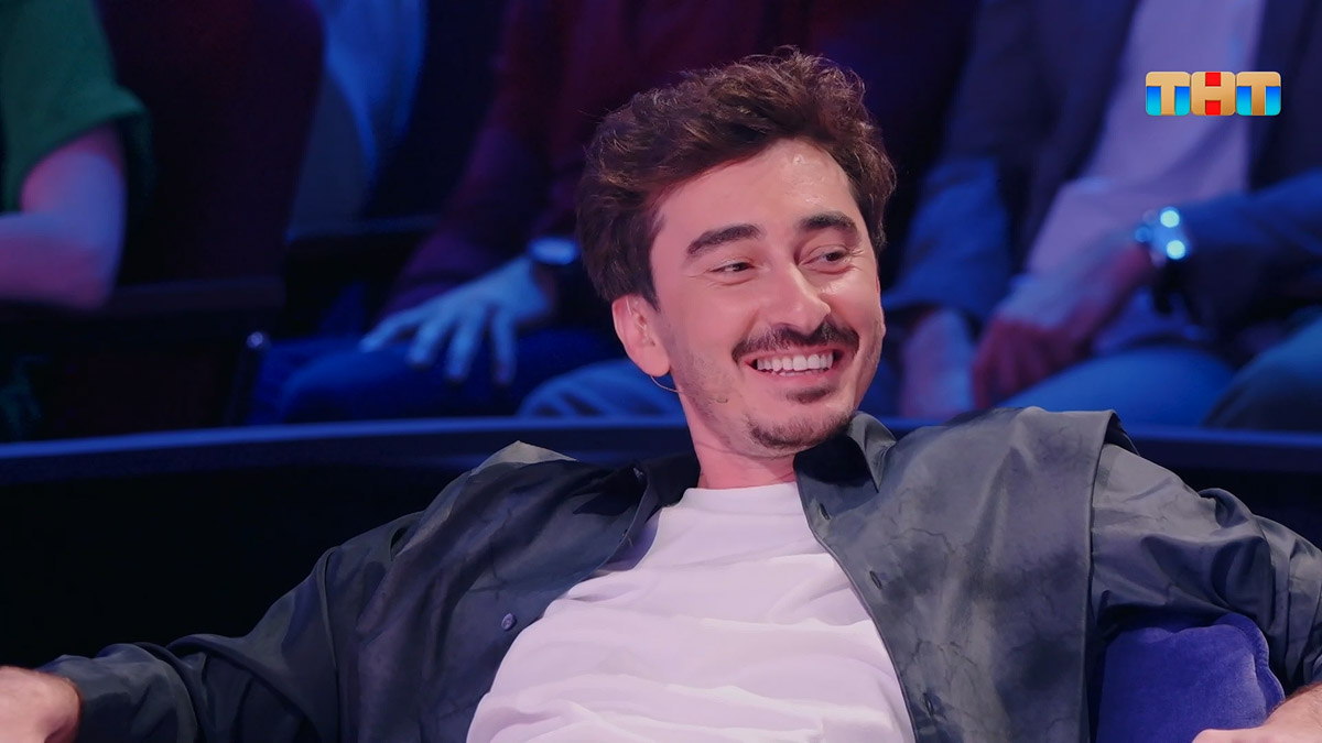 Участница восьмого сезона шоу «Голос» из столицы 33-го региона Алана Чочиева вновь штурмует эфир. На сей раз она приняла участие в новом юмористическом проекте, в жюри которого входят главные комики страны. Удалось ли девушке вызвать их одобрение и выиграть 10 миллионов рублей?