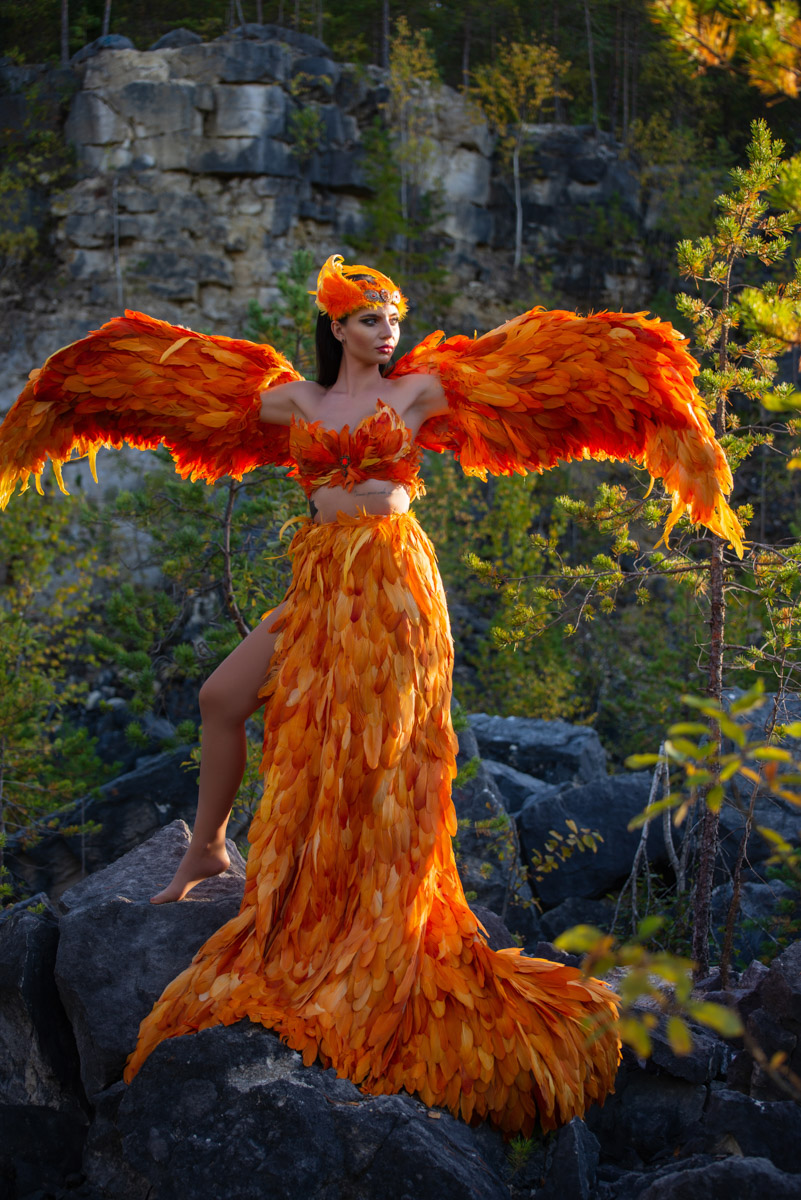 Образ феникса и связанная с ним легенда настолько яркие, что не перестают тревожить тонкие творческие души. Воссоздать мифологическую птицу в человеческом облике решили фотограф Артем Логинов и дизайнер Наталья Алексеева. Что у них из этого получилось и с какими сложностями они столкнулись на Дюкинских скалах, узнал «Ключ-Медиа».