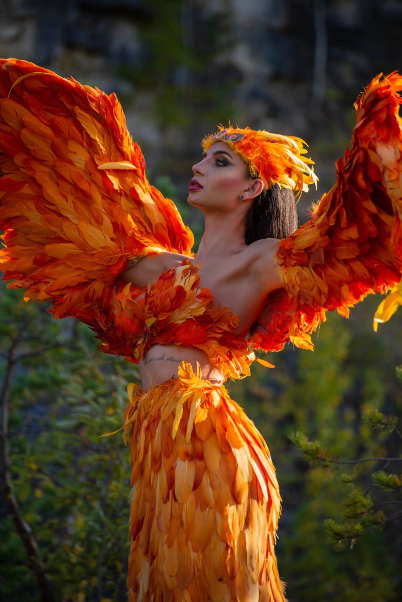 Образ феникса и связанная с ним легенда настолько яркие, что не перестают тревожить тонкие творческие души. Воссоздать мифологическую птицу в человеческом облике решили фотограф Артем Логинов и дизайнер Наталья Алексеева. Что у них из этого получилось и с какими сложностями они столкнулись на Дюкинских скалах, узнал «Ключ-Медиа».