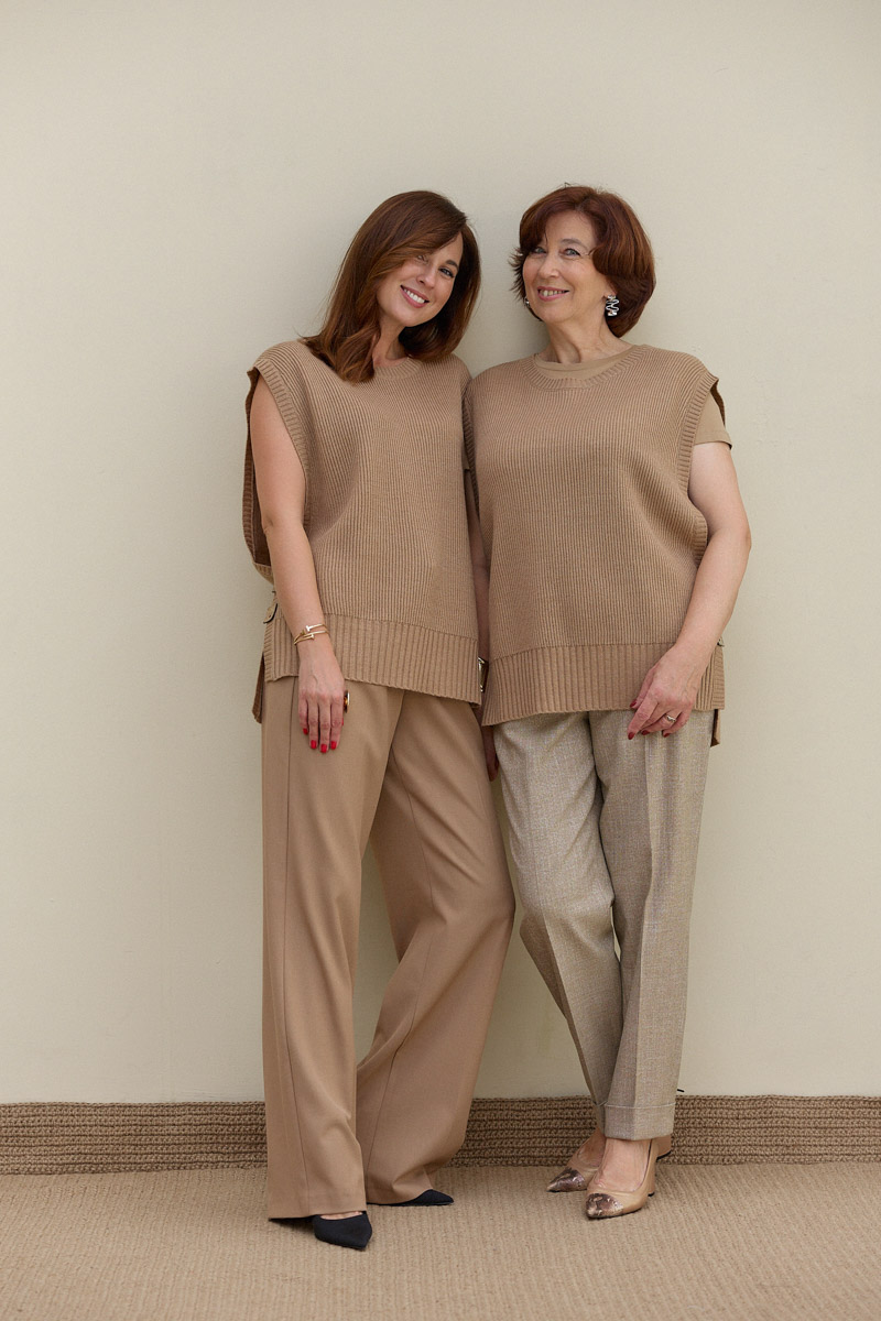 Тихая роскошь крадется… Главный тренд 2023 года занял прочное место на страницах «глянцевых» сайтов, в хронике светских телеграм-каналов и на фото модных блогеров независимо от геолокации. Тем временем и во Владимире есть те, кто стал его адептом, когда это еще не было мейнстримом. Рената Нарзиева в их числе. Инфлюенсер и одна из самых модных девушек города всегда ценила в одежде высокое качество, аристократизм, лаконичность и комфорт. Все, что делает стиль неподвластным времени и возрасту. Это доказал и недавний эксперимент, который Рената и ее мама провели специально для «Ключ-Медиа».