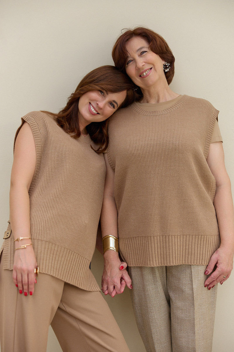 Тихая роскошь крадется… Главный тренд 2023 года занял прочное место на страницах «глянцевых» сайтов, в хронике светских телеграм-каналов и на фото модных блогеров независимо от геолокации. Тем временем и во Владимире есть те, кто стал его адептом, когда это еще не было мейнстримом. Рената Нарзиева в их числе. Инфлюенсер и одна из самых модных девушек города всегда ценила в одежде высокое качество, аристократизм, лаконичность и комфорт. Все, что делает стиль неподвластным времени и возрасту. Это доказал и недавний эксперимент, который Рената и ее мама провели специально для «Ключ-Медиа».