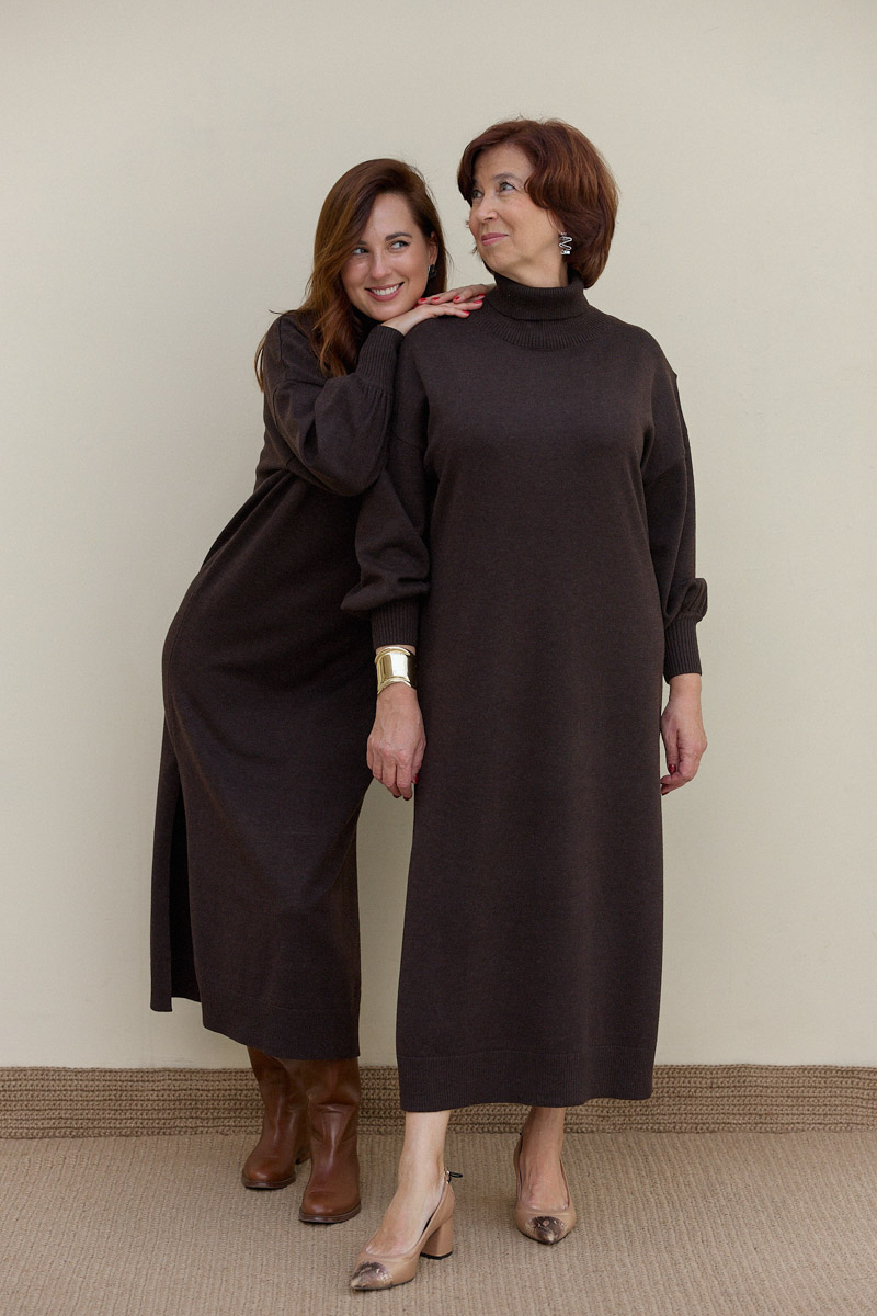 Тихая роскошь крадется… Главный тренд 2023 года занял прочное место на страницах «глянцевых» сайтов, в хронике светских телеграм-каналов и на фото модных блогеров независимо от геолокации. Тем временем и во Владимире есть те, кто стал его адептом, когда это еще не было мейнстримом. Рената Нарзиева в их числе. Инфлюенсер и одна из самых модных девушек города всегда ценила в одежде высокое качество, аристократизм, лаконичность и комфорт. Все, что делает стиль неподвластным времени и возрасту. Это доказал и недавний эксперимент, который Рената и ее мама провели специально для «Ключ-Медиа».