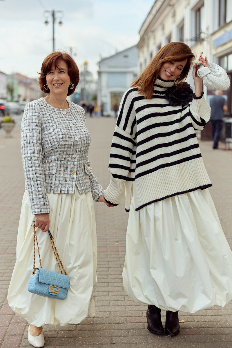 Тихая роскошь крадется… Главный тренд 2023 года занял прочное место на страницах «глянцевых» сайтов, в хронике светских телеграм-каналов и на фото модных блогеров независимо от геолокации. Тем временем и во Владимире есть те, кто стал его адептом, когда это еще не было мейнстримом. Рената Нарзиева в их числе. Инфлюенсер и одна из самых модных девушек города всегда ценила в одежде высокое качество, аристократизм, лаконичность и комфорт. Все, что делает стиль неподвластным времени и возрасту. Это доказал и недавний эксперимент, который Рената и ее мама провели специально для «Ключ-Медиа».