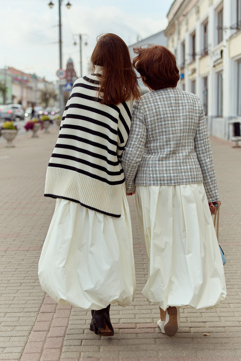 Тихая роскошь крадется… Главный тренд 2023 года занял прочное место на страницах «глянцевых» сайтов, в хронике светских телеграм-каналов и на фото модных блогеров независимо от геолокации. Тем временем и во Владимире есть те, кто стал его адептом, когда это еще не было мейнстримом. Рената Нарзиева в их числе. Инфлюенсер и одна из самых модных девушек города всегда ценила в одежде высокое качество, аристократизм, лаконичность и комфорт. Все, что делает стиль неподвластным времени и возрасту. Это доказал и недавний эксперимент, который Рената и ее мама провели специально для «Ключ-Медиа».