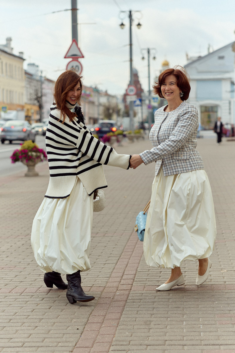 Тихая роскошь крадется… Главный тренд 2023 года занял прочное место на страницах «глянцевых» сайтов, в хронике светских телеграм-каналов и на фото модных блогеров независимо от геолокации. Тем временем и во Владимире есть те, кто стал его адептом, когда это еще не было мейнстримом. Рената Нарзиева в их числе. Инфлюенсер и одна из самых модных девушек города всегда ценила в одежде высокое качество, аристократизм, лаконичность и комфорт. Все, что делает стиль неподвластным времени и возрасту. Это доказал и недавний эксперимент, который Рената и ее мама провели специально для «Ключ-Медиа».