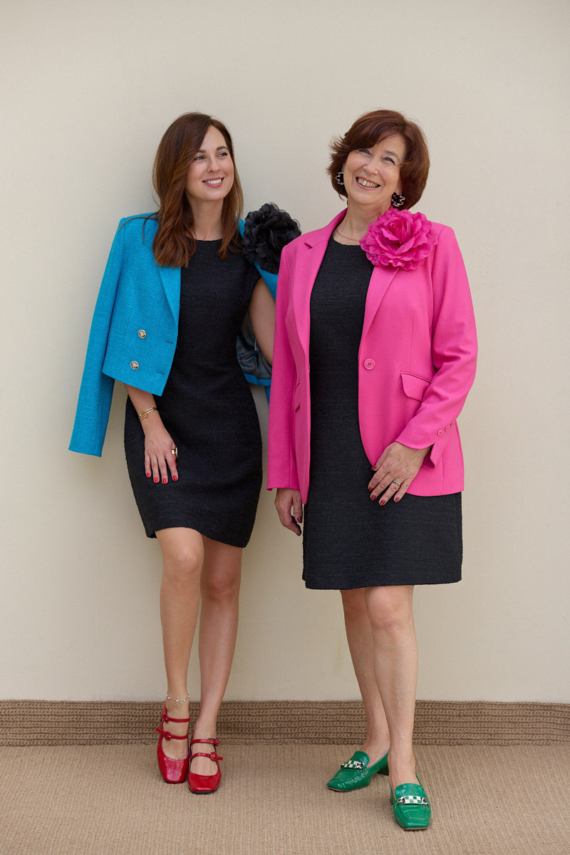 Тихая роскошь крадется… Главный тренд 2023 года занял прочное место на страницах «глянцевых» сайтов, в хронике светских телеграм-каналов и на фото модных блогеров независимо от геолокации. Тем временем и во Владимире есть те, кто стал его адептом, когда это еще не было мейнстримом. Рената Нарзиева в их числе. Инфлюенсер и одна из самых модных девушек города всегда ценила в одежде высокое качество, аристократизм, лаконичность и комфорт. Все, что делает стиль неподвластным времени и возрасту. Это доказал и недавний эксперимент, который Рената и ее мама провели специально для «Ключ-Медиа».