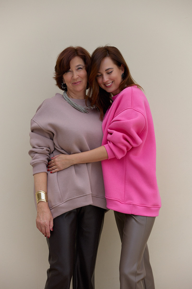 Тихая роскошь крадется… Главный тренд 2023 года занял прочное место на страницах «глянцевых» сайтов, в хронике светских телеграм-каналов и на фото модных блогеров независимо от геолокации. Тем временем и во Владимире есть те, кто стал его адептом, когда это еще не было мейнстримом. Рената Нарзиева в их числе. Инфлюенсер и одна из самых модных девушек города всегда ценила в одежде высокое качество, аристократизм, лаконичность и комфорт. Все, что делает стиль неподвластным времени и возрасту. Это доказал и недавний эксперимент, который Рената и ее мама провели специально для «Ключ-Медиа».