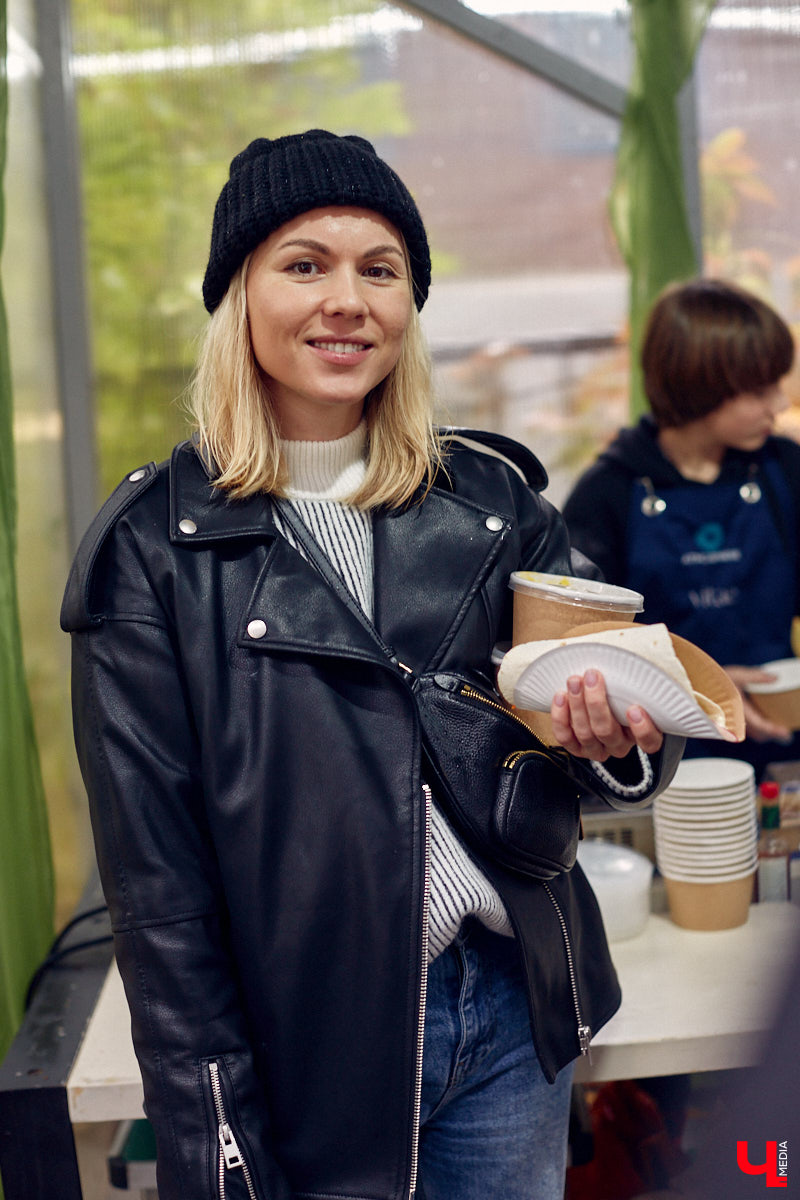 В минувшее воскресенье во Владимире прошел фестиваль еды, добрососедства и творчества. Несмотря на дождь, гостей на Девической, 8 собралось немало. «Ключ-Медиа» тоже побывал на празднике и оценил меню самой атмосферной локации этого дня.