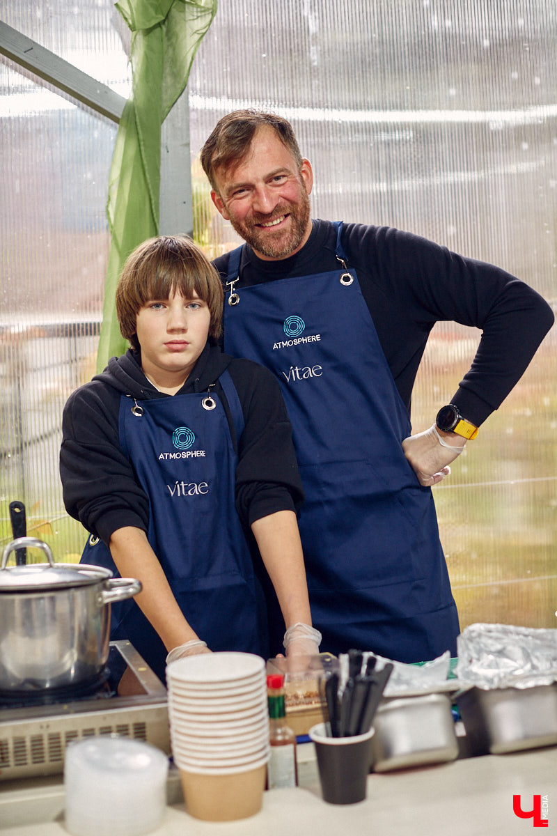 В минувшее воскресенье во Владимире прошел фестиваль еды, добрососедства и творчества. Несмотря на дождь, гостей на Девической, 8 собралось немало. «Ключ-Медиа» тоже побывал на празднике и оценил меню самой атмосферной локации этого дня.