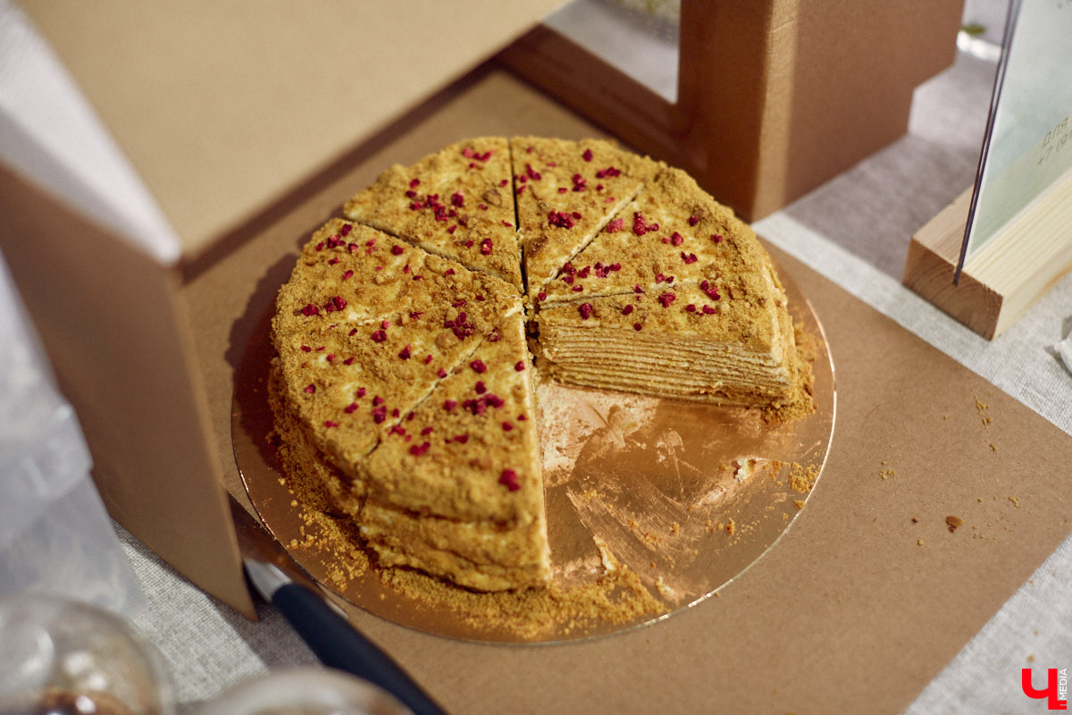 В минувшее воскресенье во Владимире прошел фестиваль еды, добрососедства и творчества. Несмотря на дождь, гостей на Девической, 8 собралось немало. «Ключ-Медиа» тоже побывал на празднике и оценил меню самой атмосферной локации этого дня.