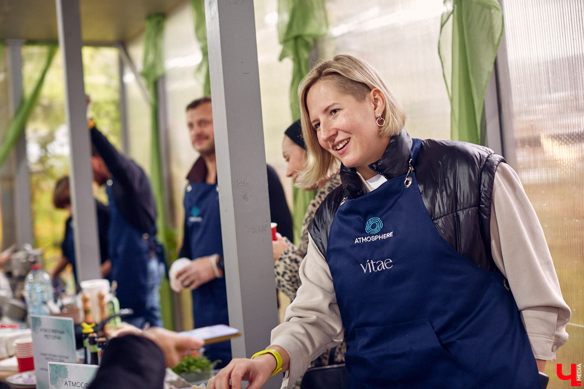 В минувшее воскресенье во Владимире прошел фестиваль еды, добрососедства и творчества. Несмотря на дождь, гостей на Девической, 8 собралось немало. «Ключ-Медиа» тоже побывал на празднике и оценил меню самой атмосферной локации этого дня.