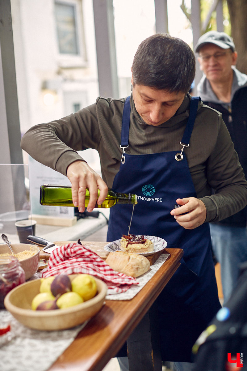В минувшее воскресенье во Владимире прошел фестиваль еды, добрососедства и творчества. Несмотря на дождь, гостей на Девической, 8 собралось немало. «Ключ-Медиа» тоже побывал на празднике и оценил меню самой атмосферной локации этого дня.