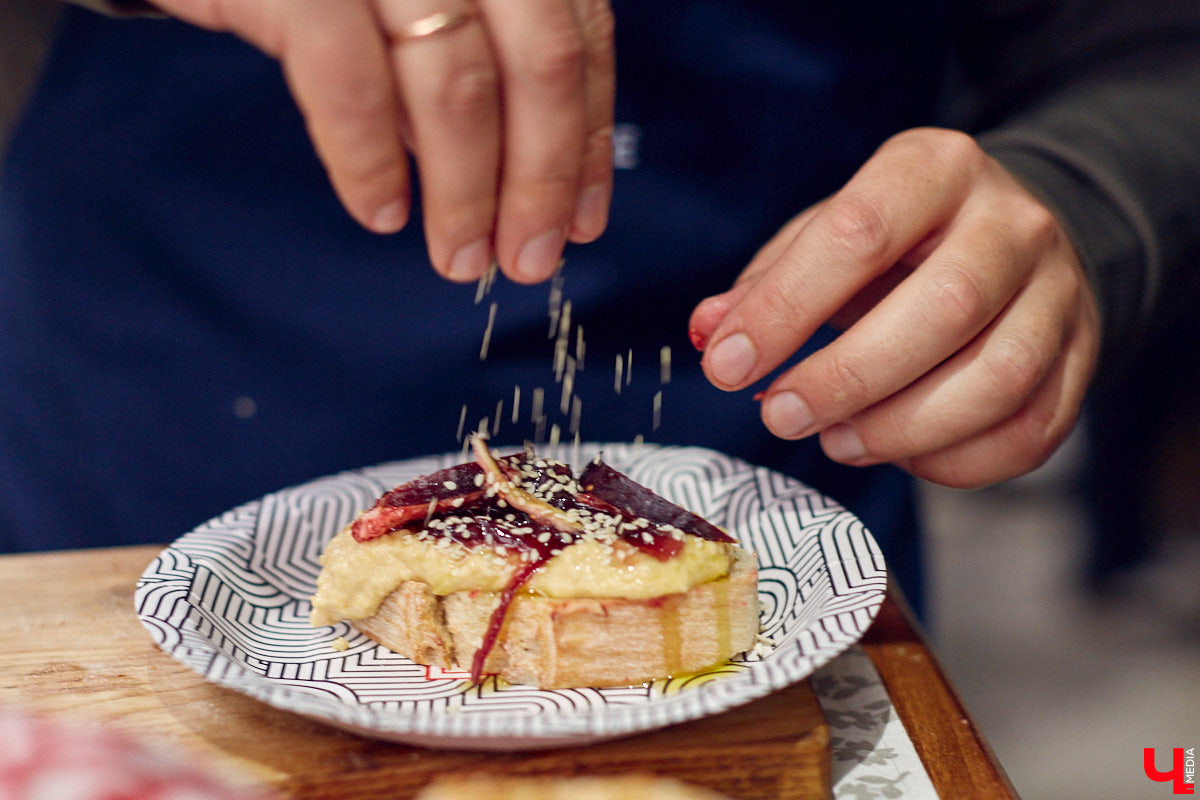 В минувшее воскресенье во Владимире прошел фестиваль еды, добрососедства и творчества. Несмотря на дождь, гостей на Девической, 8 собралось немало. «Ключ-Медиа» тоже побывал на празднике и оценил меню самой атмосферной локации этого дня.