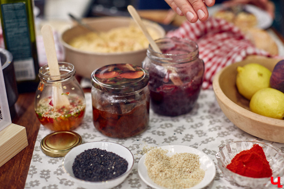 В минувшее воскресенье во Владимире прошел фестиваль еды, добрососедства и творчества. Несмотря на дождь, гостей на Девической, 8 собралось немало. «Ключ-Медиа» тоже побывал на празднике и оценил меню самой атмосферной локации этого дня.