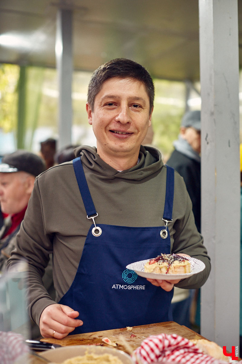В минувшее воскресенье во Владимире прошел фестиваль еды, добрососедства и творчества. Несмотря на дождь, гостей на Девической, 8 собралось немало. «Ключ-Медиа» тоже побывал на празднике и оценил меню самой атмосферной локации этого дня.