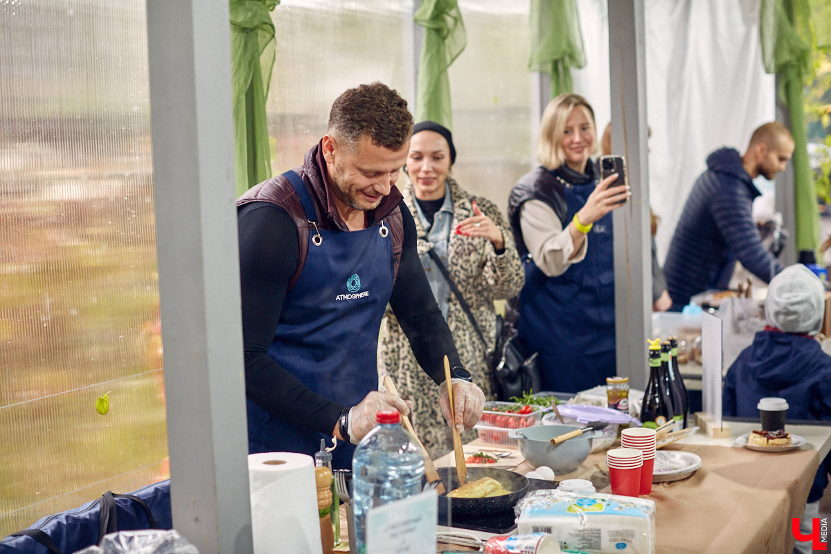 В минувшее воскресенье во Владимире прошел фестиваль еды, добрососедства и творчества. Несмотря на дождь, гостей на Девической, 8 собралось немало. «Ключ-Медиа» тоже побывал на празднике и оценил меню самой атмосферной локации этого дня.