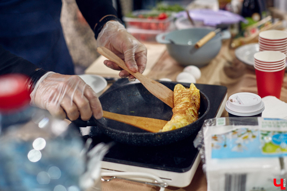 В минувшее воскресенье во Владимире прошел фестиваль еды, добрососедства и творчества. Несмотря на дождь, гостей на Девической, 8 собралось немало. «Ключ-Медиа» тоже побывал на празднике и оценил меню самой атмосферной локации этого дня.