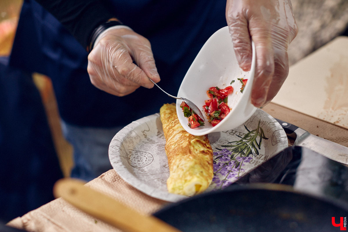 В минувшее воскресенье во Владимире прошел фестиваль еды, добрососедства и творчества. Несмотря на дождь, гостей на Девической, 8 собралось немало. «Ключ-Медиа» тоже побывал на празднике и оценил меню самой атмосферной локации этого дня.