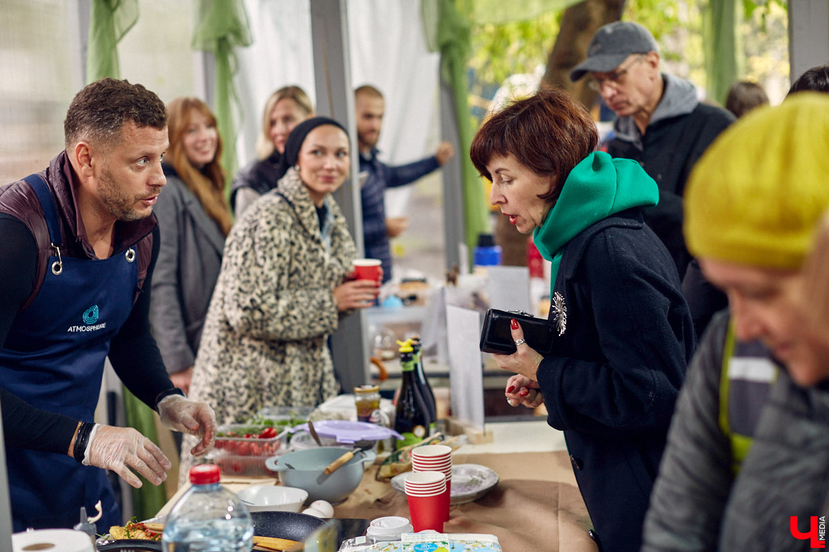 В минувшее воскресенье во Владимире прошел фестиваль еды, добрососедства и творчества. Несмотря на дождь, гостей на Девической, 8 собралось немало. «Ключ-Медиа» тоже побывал на празднике и оценил меню самой атмосферной локации этого дня.