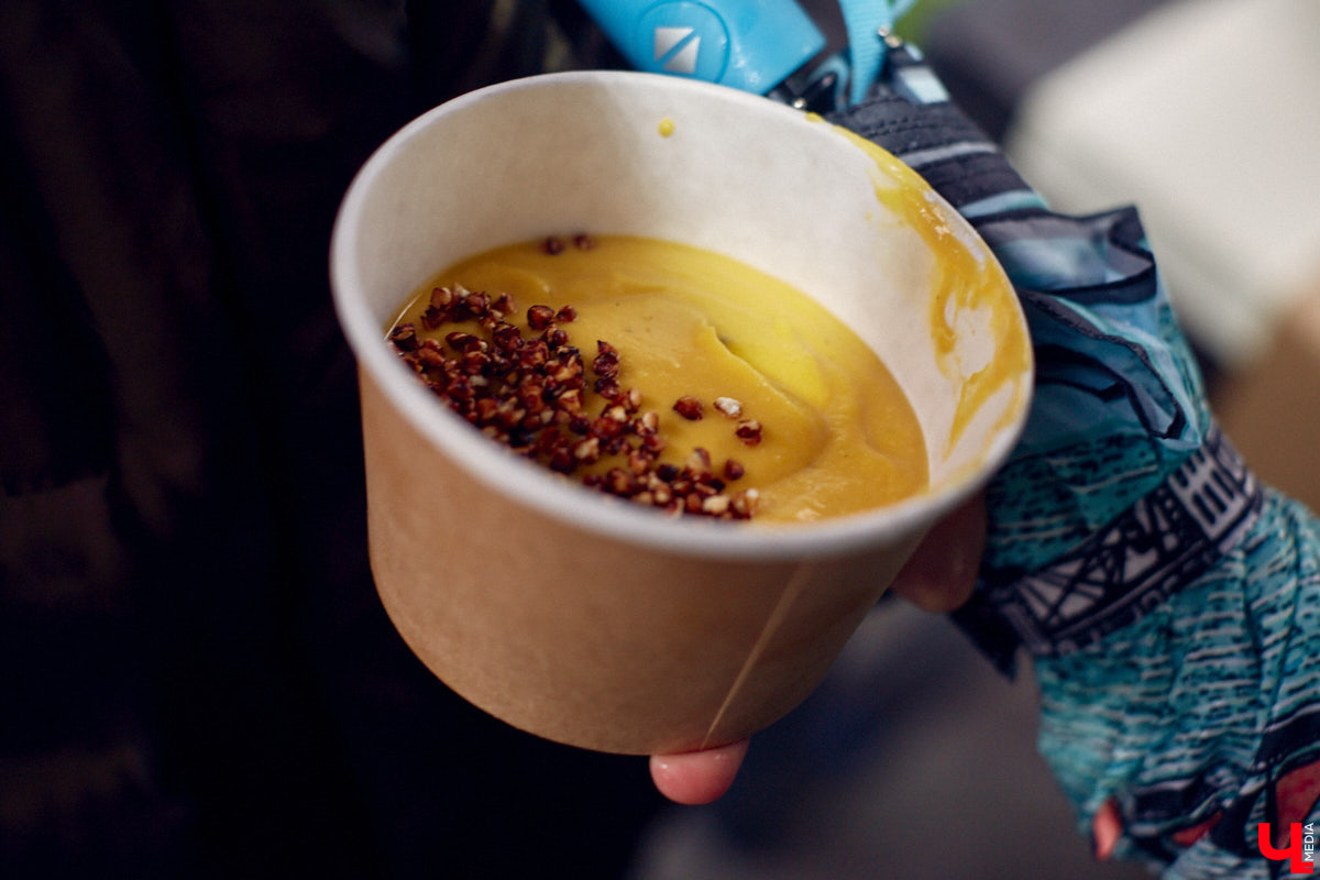 В минувшее воскресенье во Владимире прошел фестиваль еды, добрососедства и творчества. Несмотря на дождь, гостей на Девической, 8 собралось немало. «Ключ-Медиа» тоже побывал на празднике и оценил меню самой атмосферной локации этого дня.