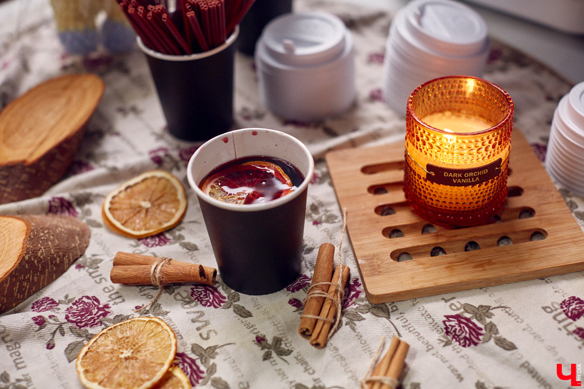 В минувшее воскресенье во Владимире прошел фестиваль еды, добрососедства и творчества. Несмотря на дождь, гостей на Девической, 8 собралось немало. «Ключ-Медиа» тоже побывал на празднике и оценил меню самой атмосферной локации этого дня.