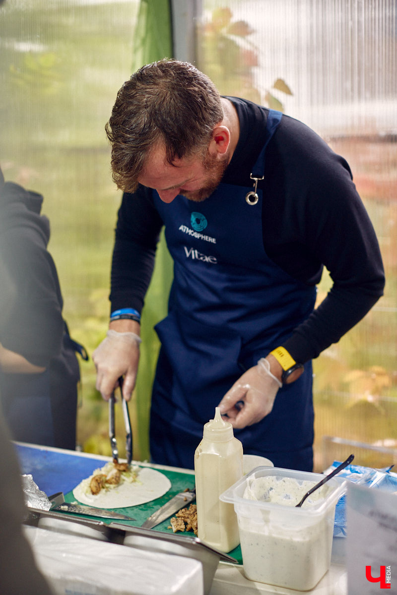 В минувшее воскресенье во Владимире прошел фестиваль еды, добрососедства и творчества. Несмотря на дождь, гостей на Девической, 8 собралось немало. «Ключ-Медиа» тоже побывал на празднике и оценил меню самой атмосферной локации этого дня.