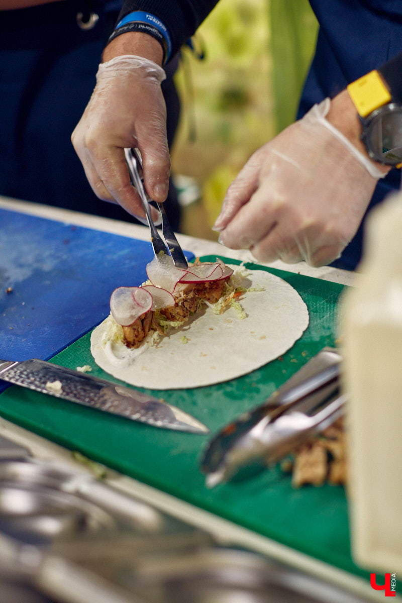 В минувшее воскресенье во Владимире прошел фестиваль еды, добрососедства и творчества. Несмотря на дождь, гостей на Девической, 8 собралось немало. «Ключ-Медиа» тоже побывал на празднике и оценил меню самой атмосферной локации этого дня.