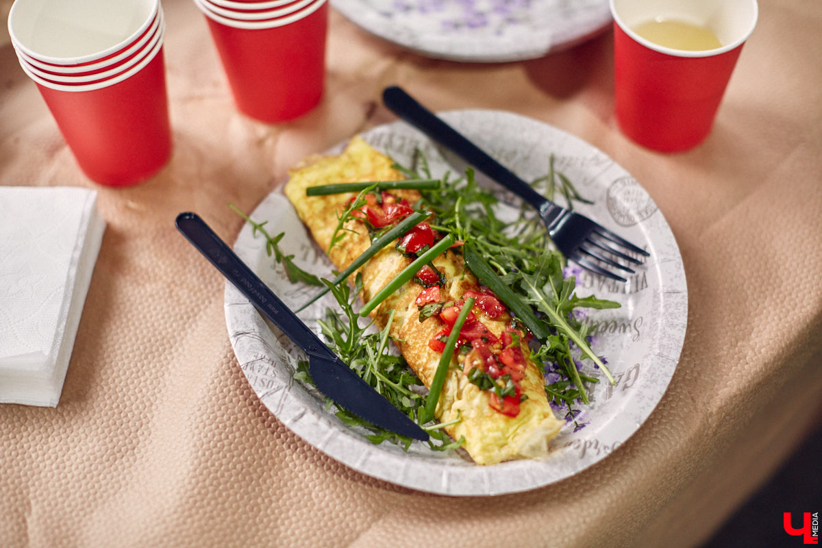 В минувшее воскресенье во Владимире прошел фестиваль еды, добрососедства и творчества. Несмотря на дождь, гостей на Девической, 8 собралось немало. «Ключ-Медиа» тоже побывал на празднике и оценил меню самой атмосферной локации этого дня.