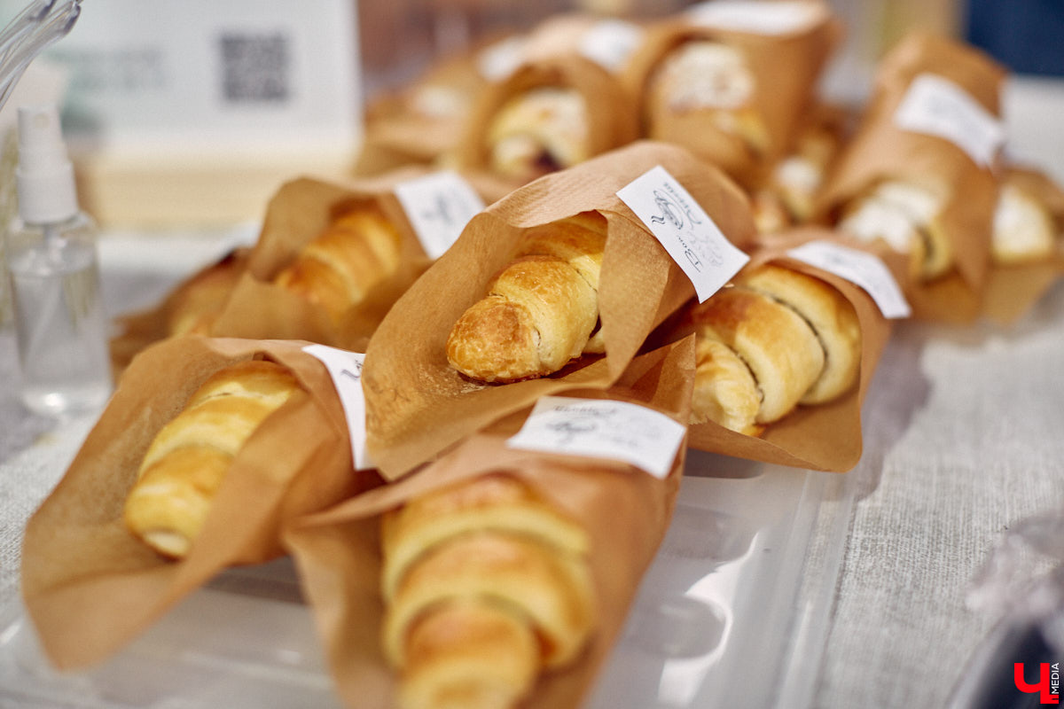 В минувшее воскресенье во Владимире прошел фестиваль еды, добрососедства и творчества. Несмотря на дождь, гостей на Девической, 8 собралось немало. «Ключ-Медиа» тоже побывал на празднике и оценил меню самой атмосферной локации этого дня.