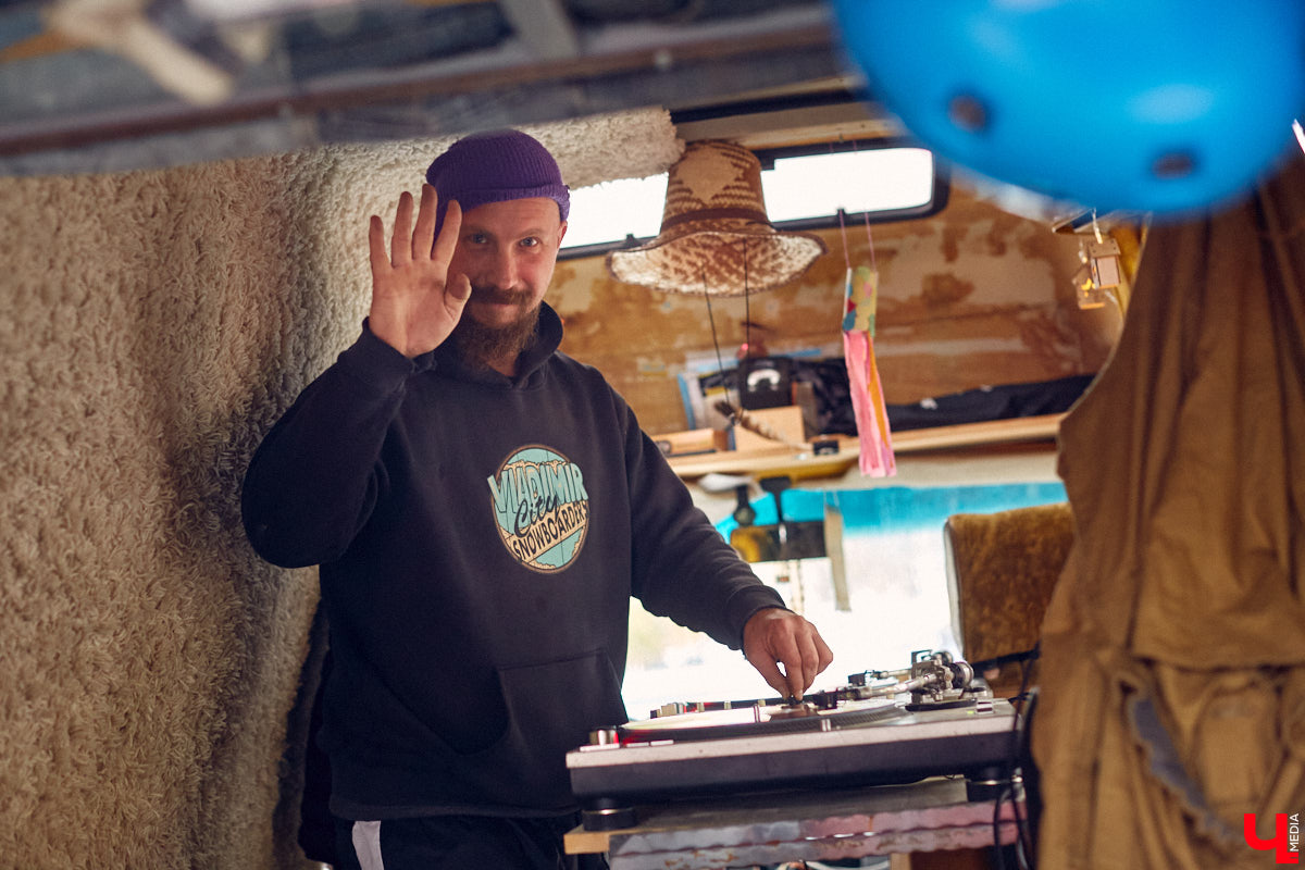 В минувшее воскресенье во Владимире прошел фестиваль еды, добрососедства и творчества. Несмотря на дождь, гостей на Девической, 8 собралось немало. «Ключ-Медиа» тоже побывал на празднике и оценил меню самой атмосферной локации этого дня.