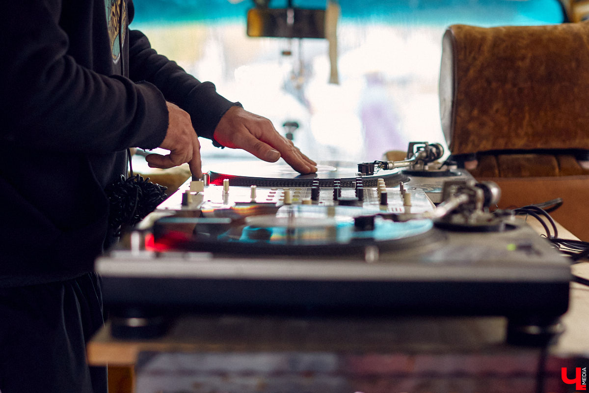 В минувшее воскресенье во Владимире прошел фестиваль еды, добрососедства и творчества. Несмотря на дождь, гостей на Девической, 8 собралось немало. «Ключ-Медиа» тоже побывал на празднике и оценил меню самой атмосферной локации этого дня.