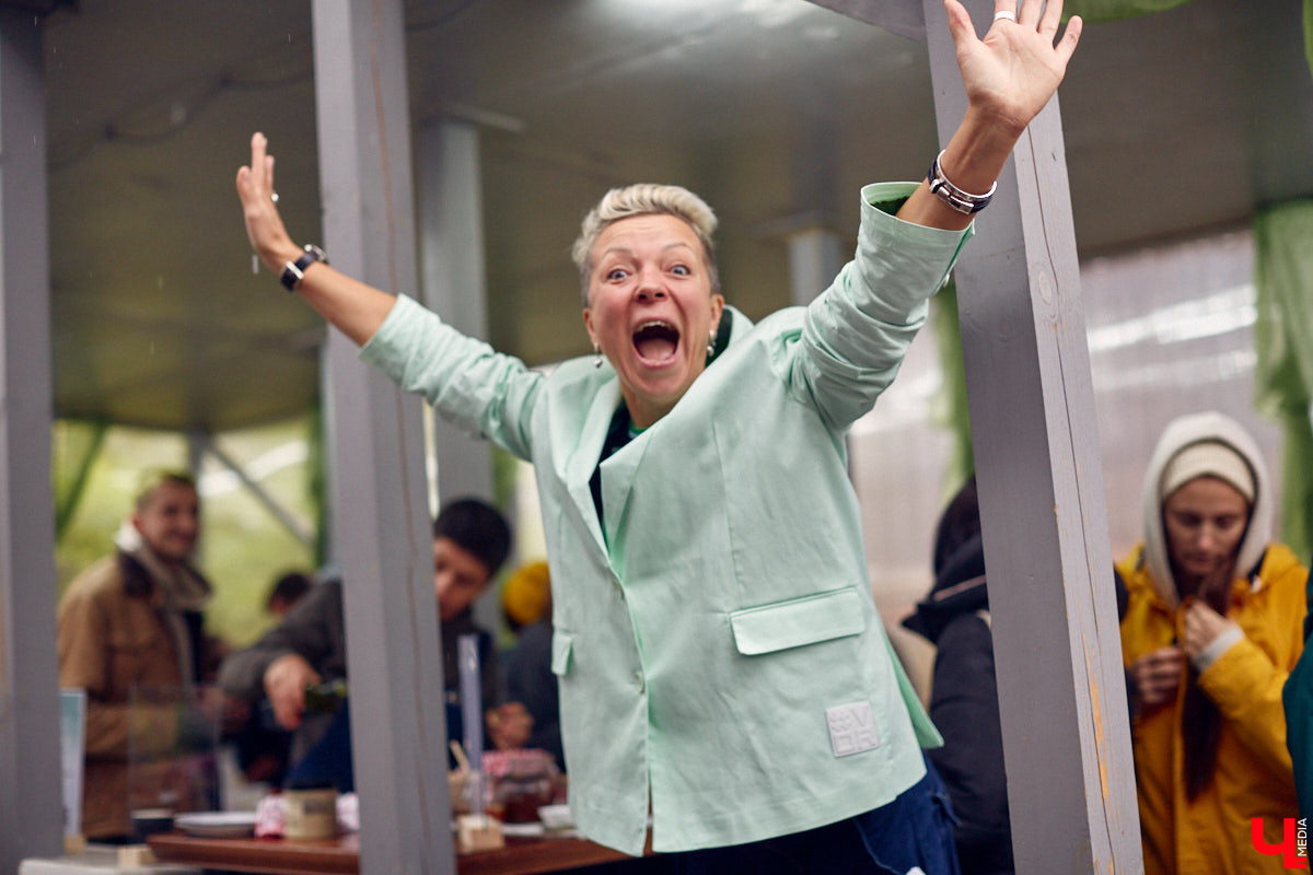 В минувшее воскресенье во Владимире прошел фестиваль еды, добрососедства и творчества. Несмотря на дождь, гостей на Девической, 8 собралось немало. «Ключ-Медиа» тоже побывал на празднике и оценил меню самой атмосферной локации этого дня.