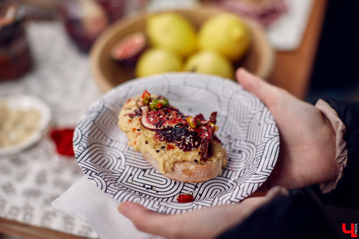 В минувшее воскресенье во Владимире прошел фестиваль еды, добрососедства и творчества. Несмотря на дождь, гостей на Девической, 8 собралось немало. «Ключ-Медиа» тоже побывал на празднике и оценил меню самой атмосферной локации этого дня.