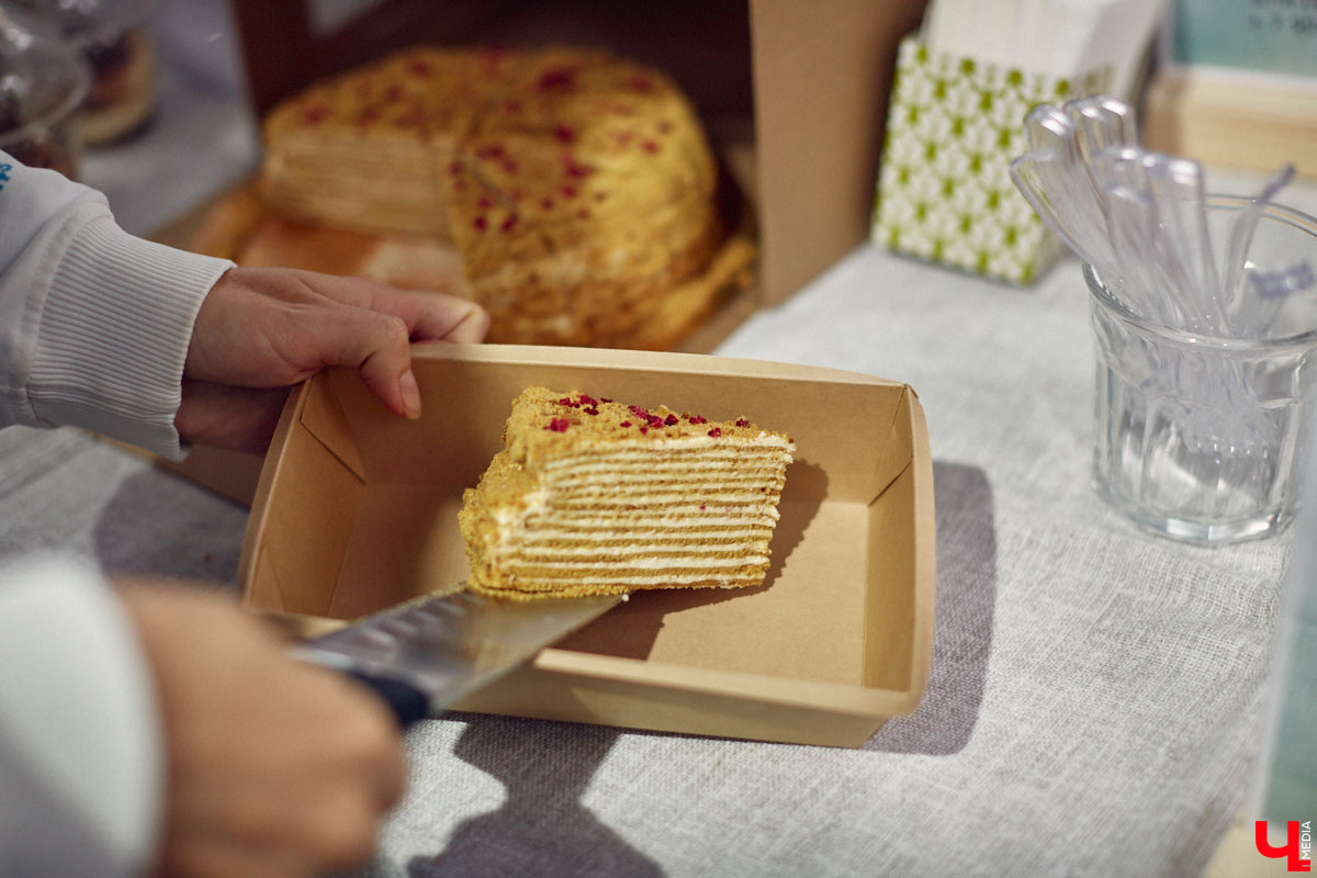 В минувшее воскресенье во Владимире прошел фестиваль еды, добрососедства и творчества. Несмотря на дождь, гостей на Девической, 8 собралось немало. «Ключ-Медиа» тоже побывал на празднике и оценил меню самой атмосферной локации этого дня.