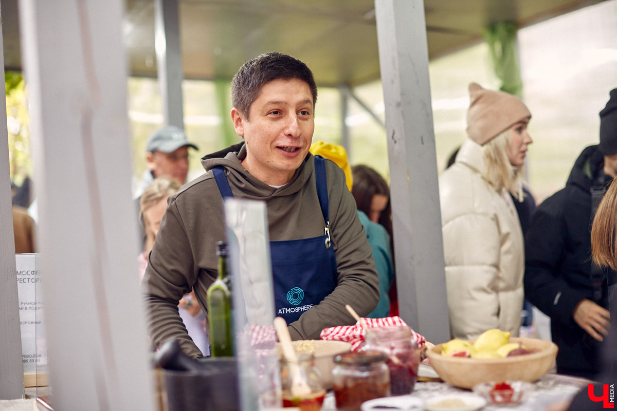 В минувшее воскресенье во Владимире прошел фестиваль еды, добрососедства и творчества. Несмотря на дождь, гостей на Девической, 8 собралось немало. «Ключ-Медиа» тоже побывал на празднике и оценил меню самой атмосферной локации этого дня.