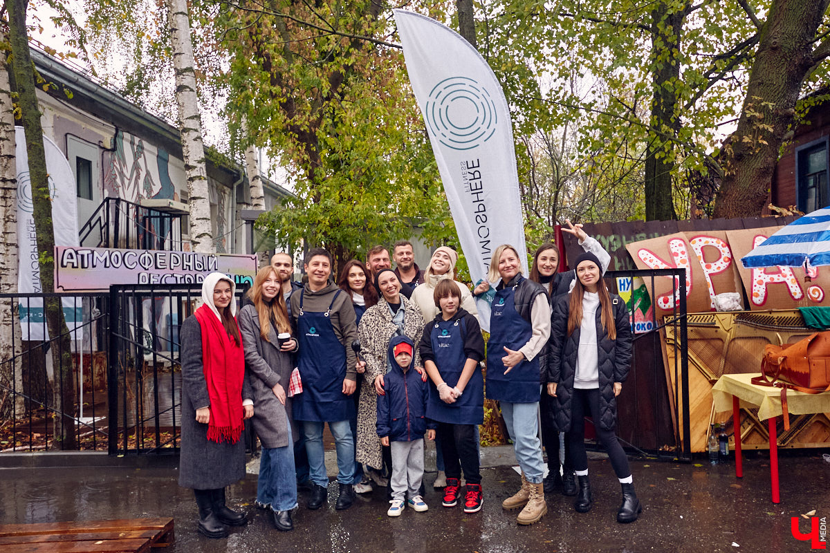 В минувшее воскресенье во Владимире прошел фестиваль еды, добрососедства и творчества. Несмотря на дождь, гостей на Девической, 8 собралось немало. «Ключ-Медиа» тоже побывал на празднике и оценил меню самой атмосферной локации этого дня.