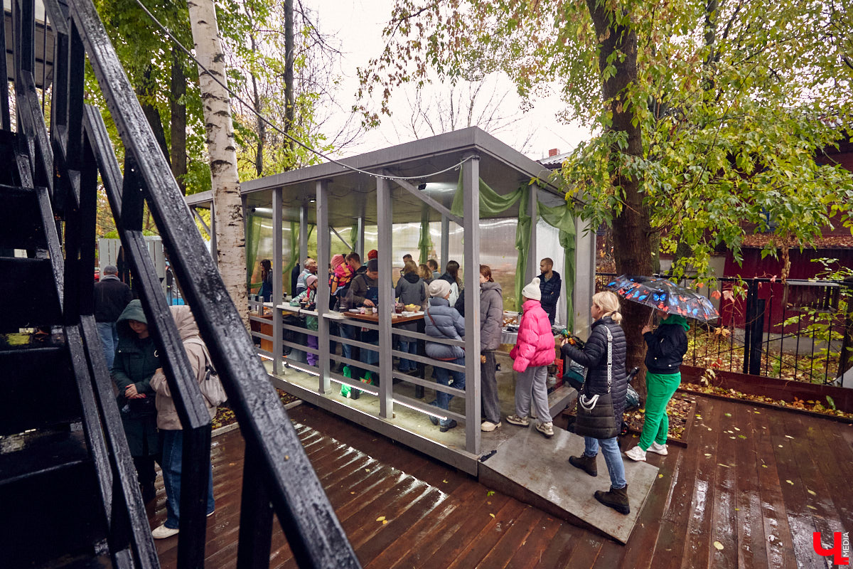 В минувшее воскресенье во Владимире прошел фестиваль еды, добрососедства и творчества. Несмотря на дождь, гостей на Девической, 8 собралось немало. «Ключ-Медиа» тоже побывал на празднике и оценил меню самой атмосферной локации этого дня.