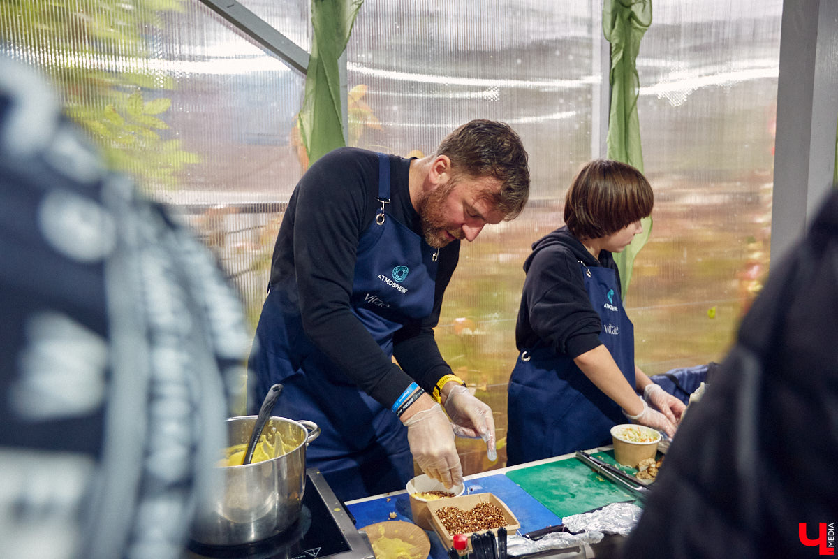 В минувшее воскресенье во Владимире прошел фестиваль еды, добрососедства и творчества. Несмотря на дождь, гостей на Девической, 8 собралось немало. «Ключ-Медиа» тоже побывал на празднике и оценил меню самой атмосферной локации этого дня.